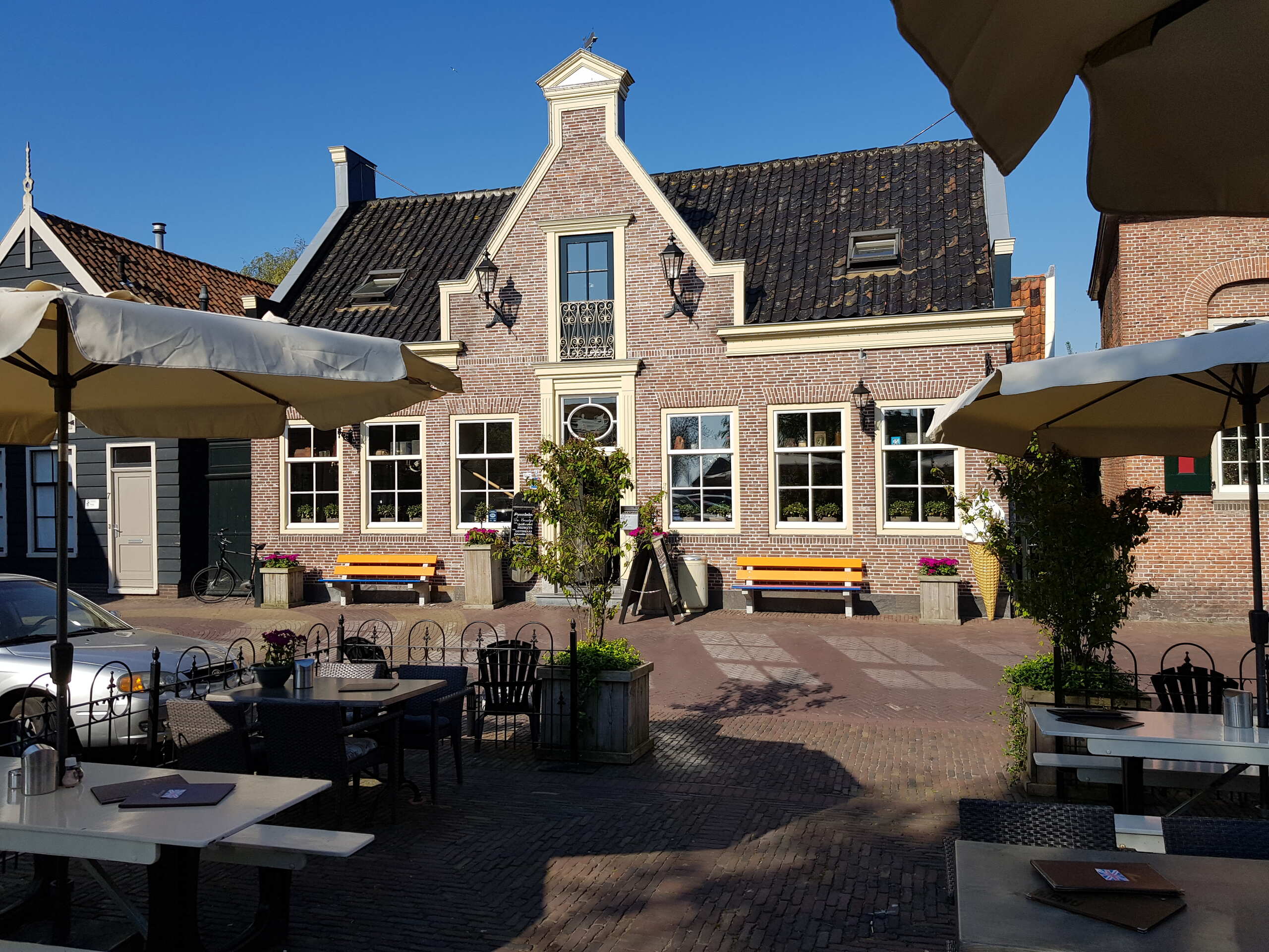 Vooraanzicht café in de rijp met terras